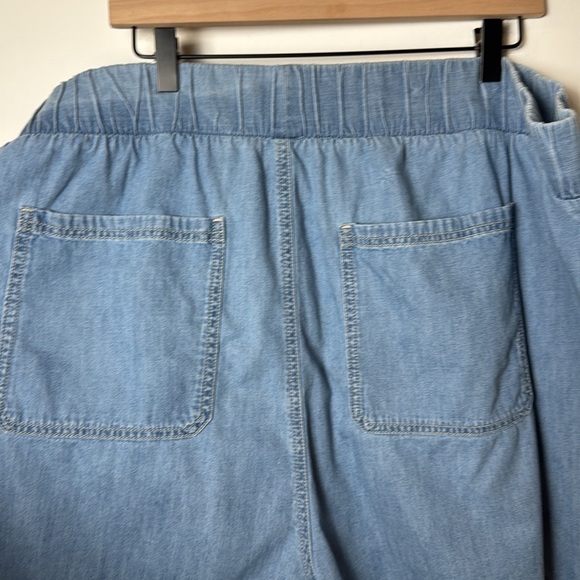 Torrid Women’s Plus Shorts 3.5 Inch Pull-On Lightweight Denim High-Rise Short 4 - Picture 7 of 10